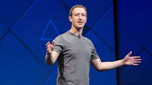 Mark Zuckerberg le fondateur de Facebook en train de faire un discours